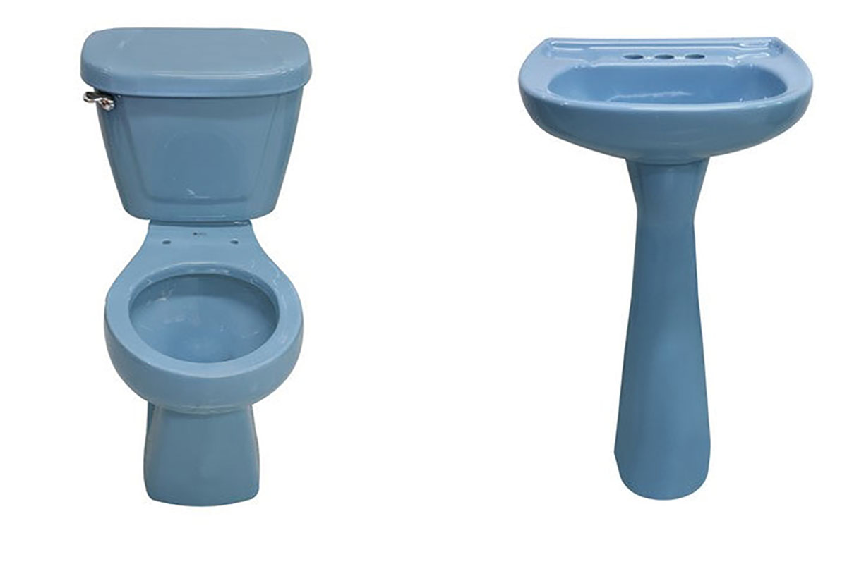 Paquete de baño Jazmín con inodoro alargado y lavabo color azul holanda